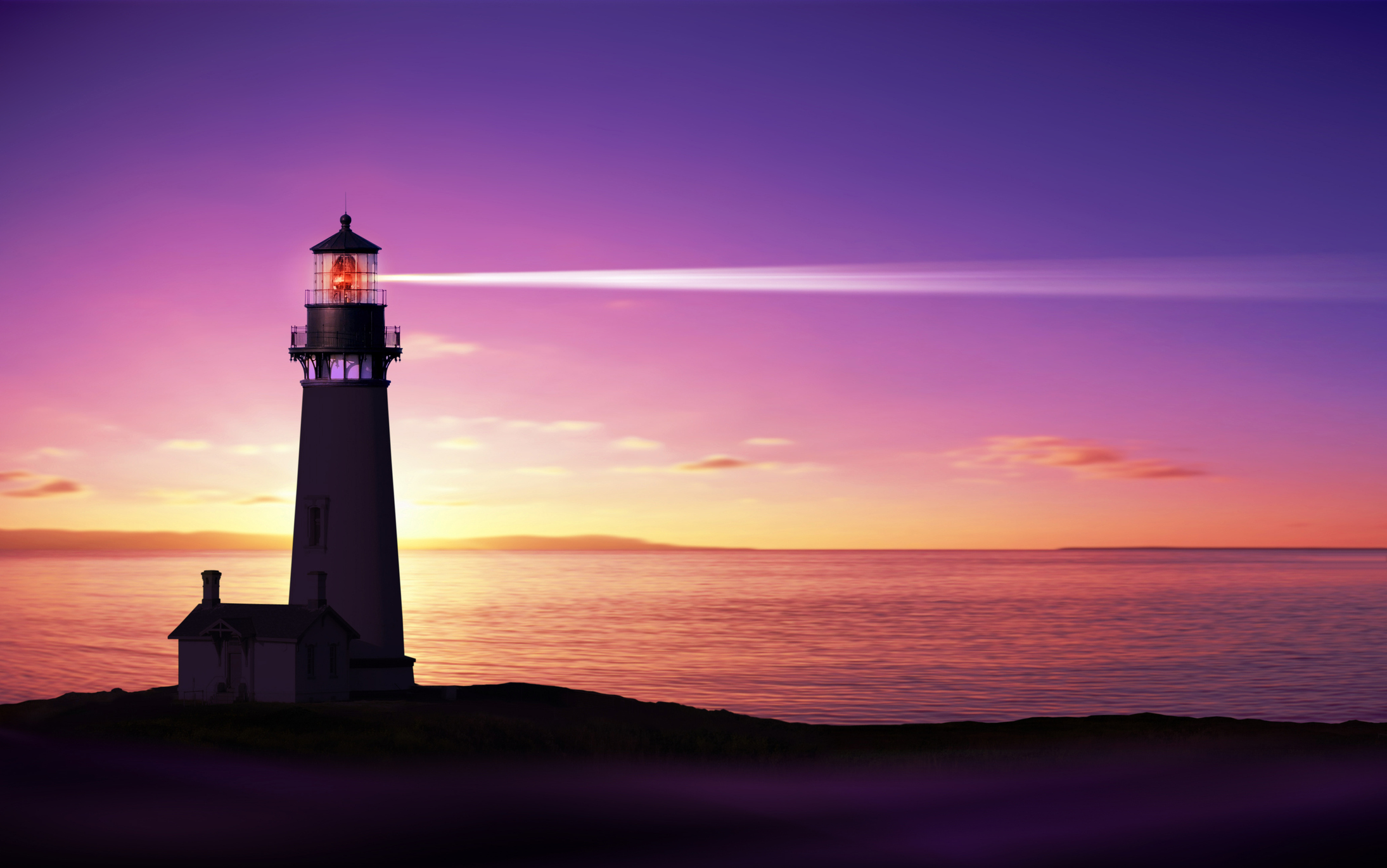 Leuchtturm am Meer bei Sonnenuntergang